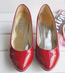 氣質(zhì)優(yōu)雅，步履生姿——新款中跟女式單鞋批發(fā)指南